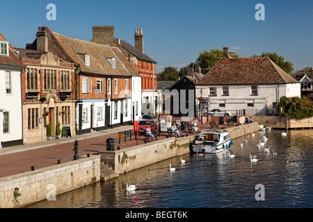 England, Cambridgeshire, St Ives, Fluss Great Ouse historischen Kai Besucher am Kai Stockfoto