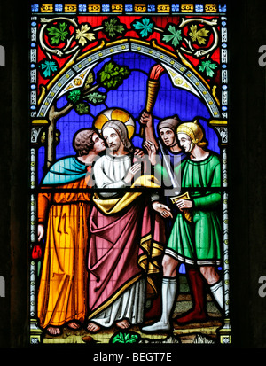 Ein Glasfenster von William Warrington, das den Verrat von Jesus Christus durch Judas Iscariot, St Mary the Virgin Church, Gunthorpe, Norfolk darstellt Stockfoto