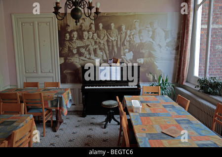 Ein Klavier und Wand Größe Foto in die wichtigsten Essbereich von Talbot House, Poperinge, Belgien. Stockfoto