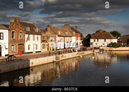 England, Cambridgeshire, St Ives, Fluss Great Ouse historischen Kai Besucher am Kai Stockfoto