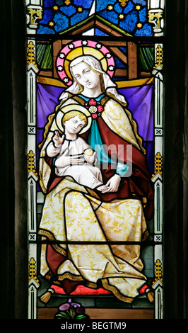 Details aus einem Buntglasfenster von Mayer & Co., das Maria und Jesuskind in der Epiphany, St Andrew's Church, Brinton, Norfolk darstellt Stockfoto