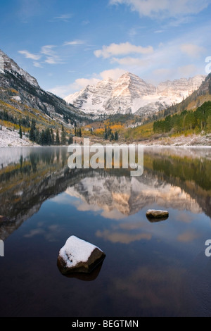 Maroon Bells Reflexion im Herbst oder im Winter mit zugefrorenen See, Eis und Schnee Stockfoto