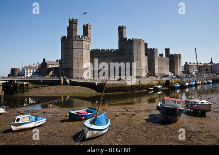 Caernarfon Castle und der Fluss-Seiont bei Ebbe, Gwynedd, Wales Stockfoto