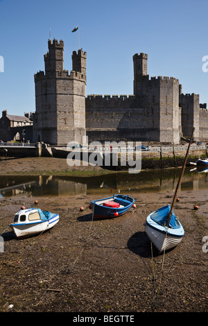 Caernarfon Castle und der Fluss-Seiont bei Ebbe, Gwynedd, Wales Stockfoto