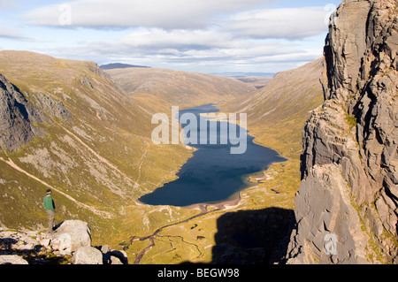 Vergletscherte Tal und See, Cairngorms. Blick nach Osten bis Glen Avon und Loch Avon, aus dem Tierheim Stein Felsen Stockfoto