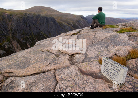 Gedenkstein für ein toter Bergsteiger, befindet sich auf vereisten Felsen Granitplatten am oberen Rand der Shelter Stone Crag, Cairngorms Stockfoto