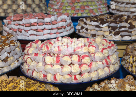 Süßigkeiten und Gebäck am Marktstand Meknes Marokko Stockfoto