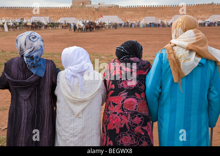 Frauen beobachten Festival Fantasia Meknes Marokko Stockfoto