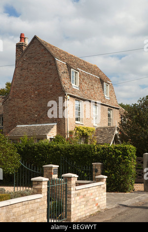 England, Cambridgeshire, Huntingdon, Houghton Dorf, Dickicht Road, attraktive Gebäude mit Mansarddach Stockfoto