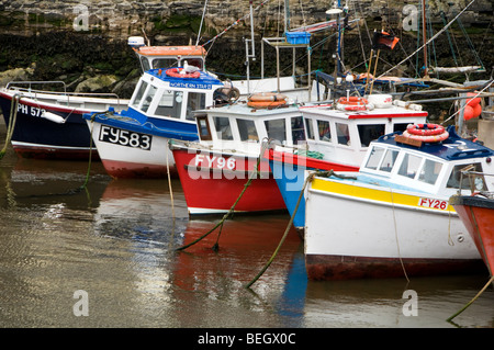 Bunte Fischerboote vertäut im Hafen von Polperro in Cornwall, England, UK Stockfoto