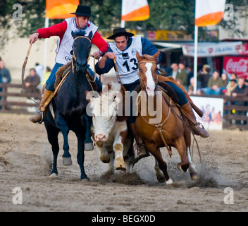 Teilnehmer in die Gauchos zeigen in "Semana Criolla" in Montevideo Uruguay Stockfoto