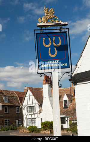 England, Cambridgeshire, Huntingdon, Houghton Dorfanger, drei Hufeisen Pub Schild Stockfoto