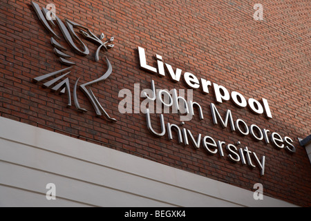 Logo für Liverpool John Moores Universität auf eine Universität Wand Merseyside Liverpool England uk Stockfoto