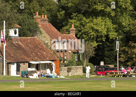 Lurgashall Dorfplatz sieht Spieler bereitet für ein Cricket-Spiel an einem warmen sonnigen Herbsttag. Stockfoto