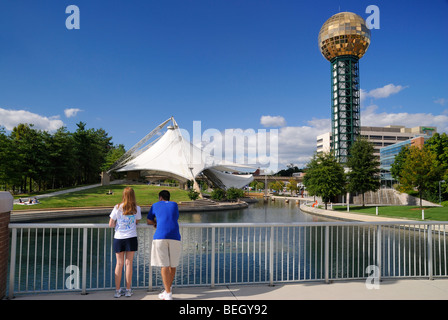 Die Sunsphere in Knoxville, Tennessee, USA ist das Symbol für die Weltausstellung von 1982. Junges Paar.  Foto von Darrell Young. Stockfoto