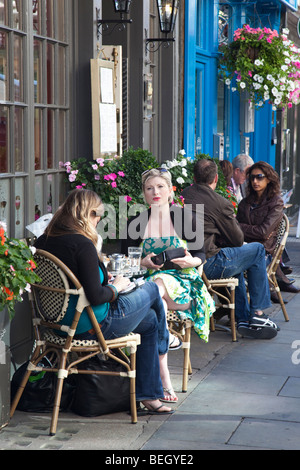 Café - im Freien. Londoners genießen Sie Getränke außerhalb ein Café in Covent Garden, London Stockfoto