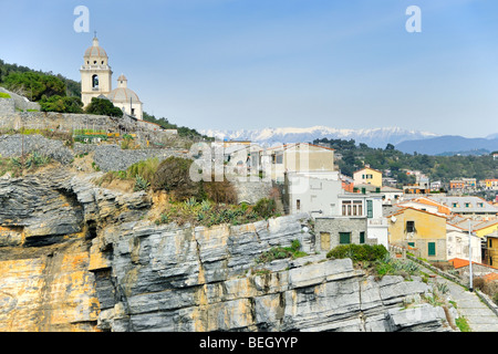 Blick von der Kirche von St. Peter auf der St. Laurentius-Kirche in der Stadt von Portovenere, Ligurien, Italien. Stockfoto