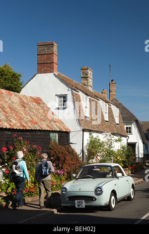 England, Cambridgeshire, Huntingdon, Houghton Dorf St Ives Straße Holz gerahmt Häuser mit Nissan Figaro Auto außerhalb parken Stockfoto