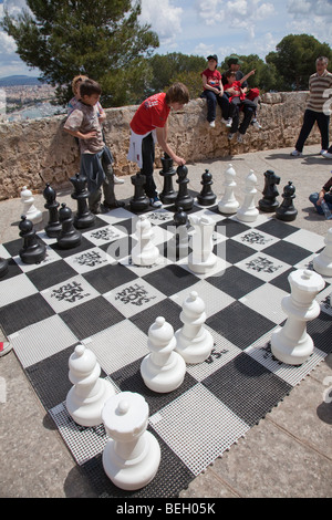 Kinder spielen Schach am großen Brett während Festivals Bellver Castle Palma Mallorca Spanien Stockfoto