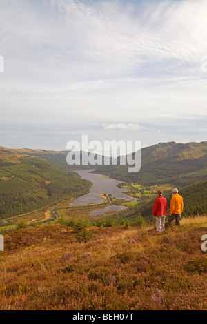 Wanderer auf den Hängen des Ben Sheann. Der Fluss Balvag fließt in Loch Lubnaig. Stockfoto