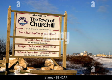Melden Sie Besucher in Churchill, Manitoba, Kanada, wo Polar Bär Betrachtung findet jeden Herbst platzieren. Stockfoto