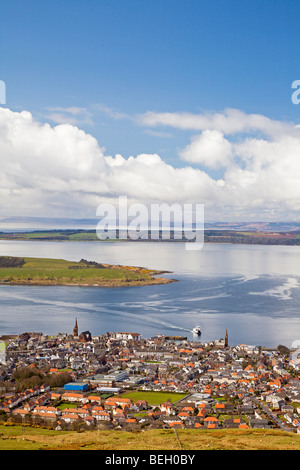 Largs und die Cumbrae Fähre von Castle Hill Stockfoto