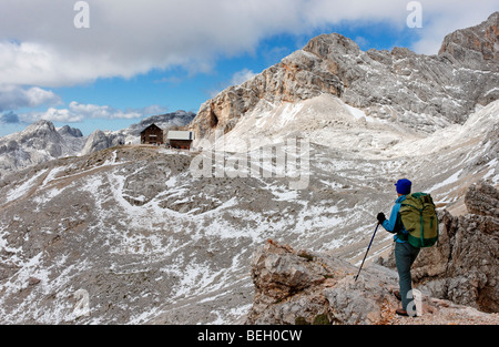 Dom Planika und Walker in den Julischen Alpen, Slowenien. Stockfoto