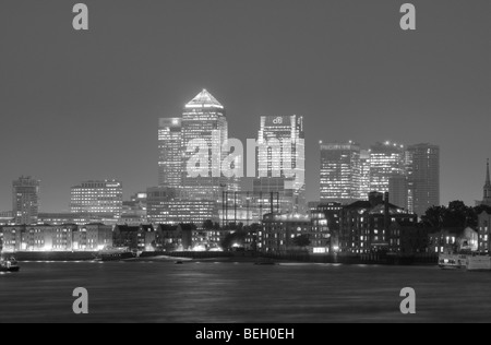 London Docklands aus über die Themse bei Nacht. Stockfoto