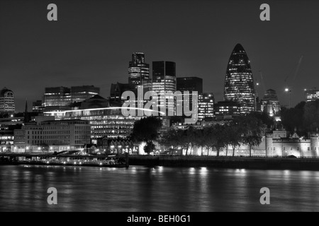 Die City of London in der Nacht über die Themse. Schwarz / weiß gedreht, im Sommer 2009. Stockfoto