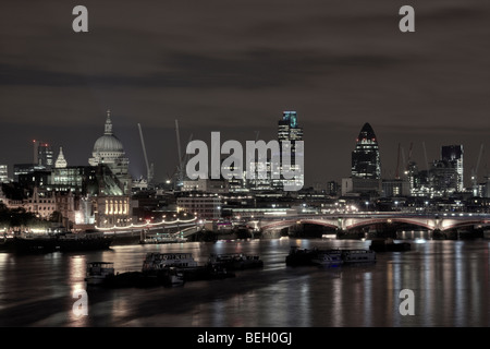 Nachtansicht des St-Paul-Kathedrale und der City of London von Waterloo Bridge über die Themse in London England gesehen. Stockfoto