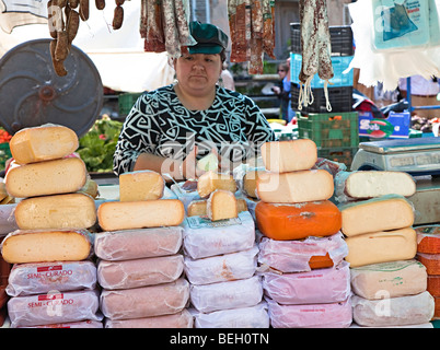 Chorizo-Wurst und Käse zum Verkauf auf Markt stall Sineu Mallorca Spanien Stockfoto