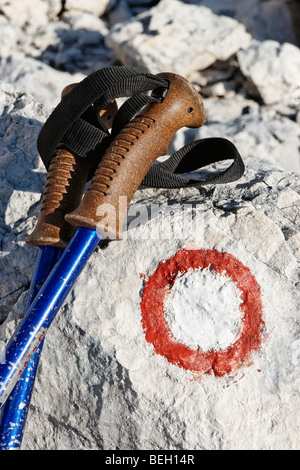 Knafelc Marker. Wanderzeichen verwendet Throughtout Slowenien. Stockfoto