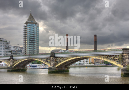 Chelsea Harbour und Battersea Eisenbahnbrücke unter einem schweren Himmel. Stockfoto