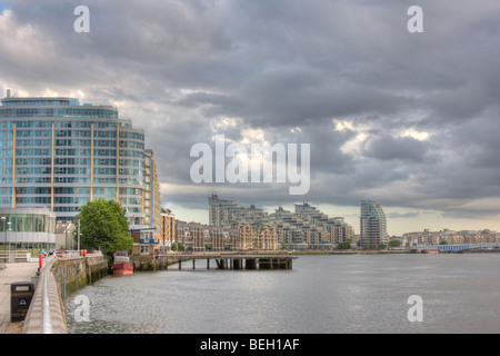 Die Thames Path als es verläuft Battersea Reach in London England Stockfoto