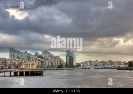 Blick über den Fluss Themse in Richtung Battersea Reichweite und Wandsworth Brücke. Stockfoto