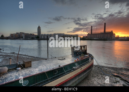 Hausboot befindet sich vorne an der Themse und Chelsea Harbour Stockfoto