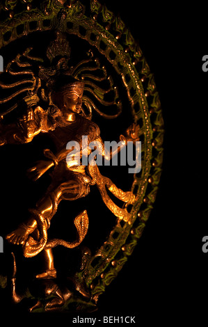 Tanzende Lord Shiva Statue, Nataraja auf schwarzem Hintergrund Stockfoto