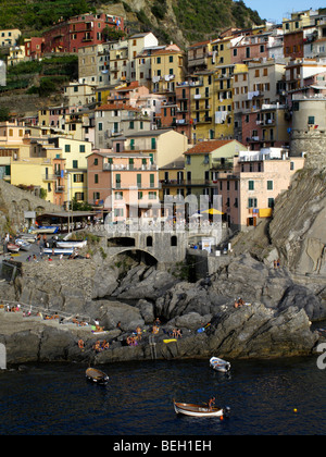 Gesamtansicht der Cliffside Stadt und Hafen von Manarola in der Region Cinque Terre an der italienischen Riviera oder Riviera di Levanto Stockfoto