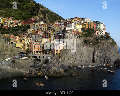 Gesamtansicht der Cliffside Stadt und Hafen von Manarola in der Region Cinque Terre an der italienischen Riviera oder Riviera di Levanto Stockfoto