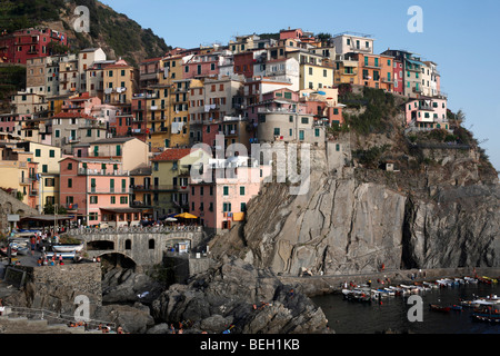Gesamtansicht der Cliffside Stadt und Hafen von Manarola in der Region Cinque Terre an der italienischen Riviera oder Riviera di Levanto Stockfoto