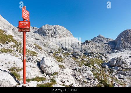 Wegweiser in den Julischen Alpen, Slowenien. In der Nähe der Leiter der Triglav-Seen-Tal. Stockfoto