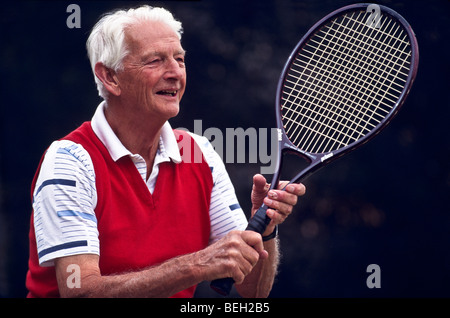 Pensionierter Mann spielt Tennis, Australien Stockfoto