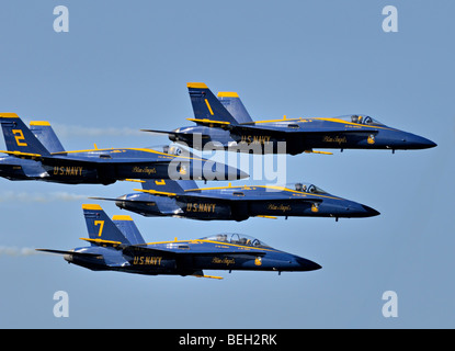 US Navy Blue Angels Kunstflugteam, F-18 Hornets fliegen in Formation. Stockfoto