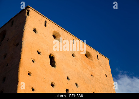 Stadtmauer bei Bab Nkob (ein altes Tor zum Stadtzentrum), Marrakesch, Marokko Stockfoto
