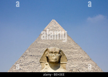 Große Sphinx von Gizeh gegen Chephren-Pyramide, Kairo, Ägypten Stockfoto