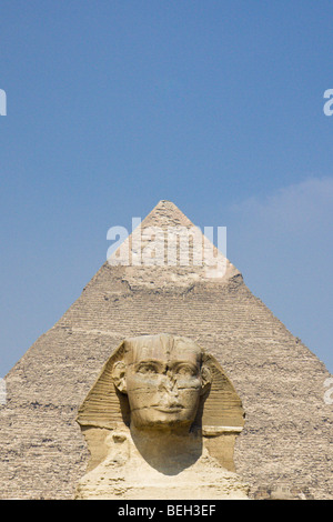 Große Sphinx von Gizeh gegen Chephren-Pyramide, Kairo, Ägypten Stockfoto