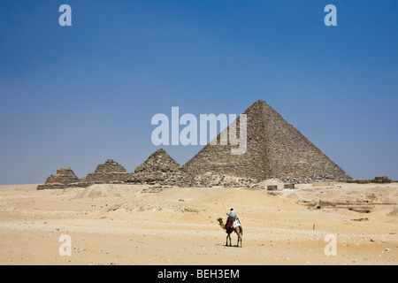 Mykerinos-Pyramide und drei kleine Pyramiden von Königinnen, Kairo, Ägypten Stockfoto