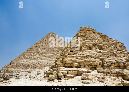 Mykerinos-Pyramide und drei kleine Pyramiden von Königinnen, Kairo, Ägypten Stockfoto