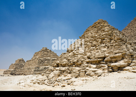 Mykerinos-Pyramide und drei kleine Pyramiden von Königinnen, Kairo, Ägypten Stockfoto