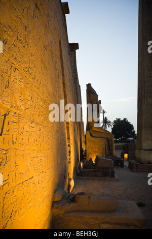 Beleuchteten Eingang des Luxor-Tempel Ramses II Statue, Luxor, Ägypten Stockfoto